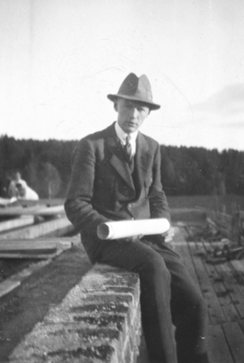 Anno Domkirkeodden, Bruvold mølle, Moelv. Hans Sundgaards lærfabrikk, bygging av fabrikken, Ivar Sundgaard på byggeplassen med arbeidstegninger.