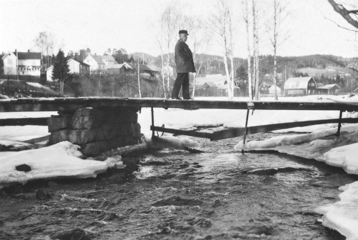 Anno Domkirkeodden, Bruvold, Moelv, ukjent mann på bru over Moelva.