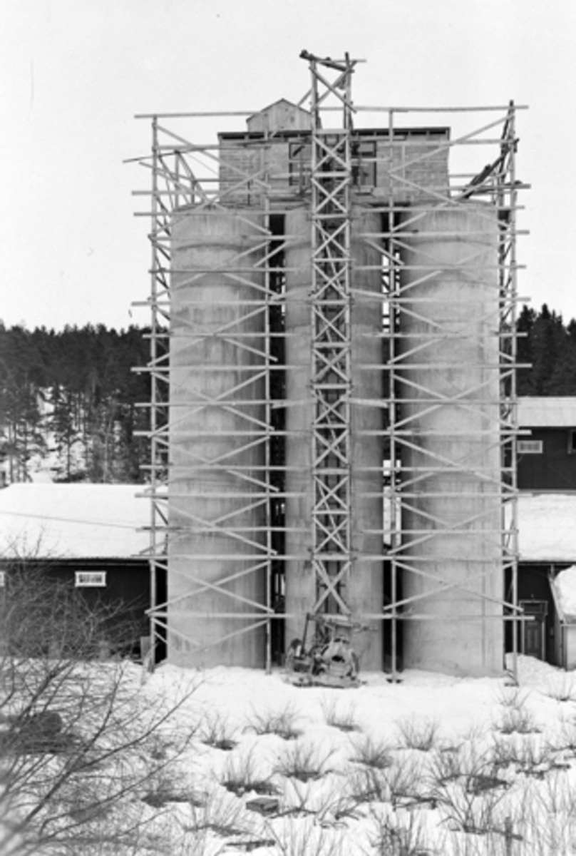 Anno Domkirkeodden, Bruvold mølle, kornsilo under bygging, stillas.