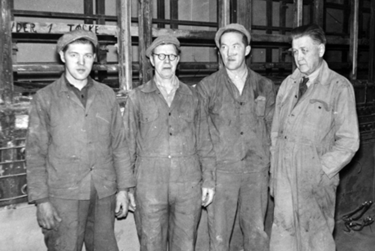 Anno Domkirkeodden, Bruvold mølle, Sundgaard, Norsk Knekkebrødfabrikk, 4 håndverkere ved montering av knekkebrødfabrikken, lengst til høyre er elektriker Hornæss.