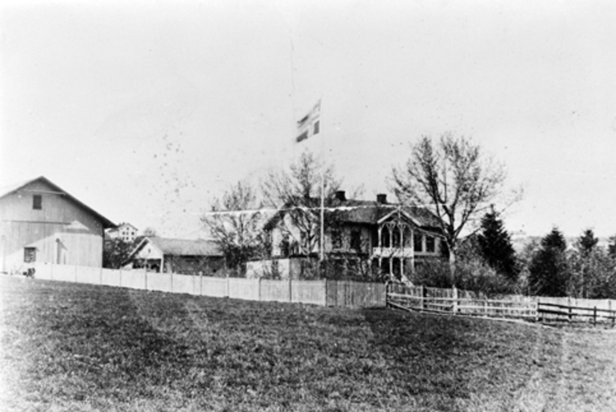 Anno Domkirkeodden, Eksteriør, A.G. Skjerpens landhandel i Byflaten, Veldre. Huset brant i 1912. Unionsflagg.