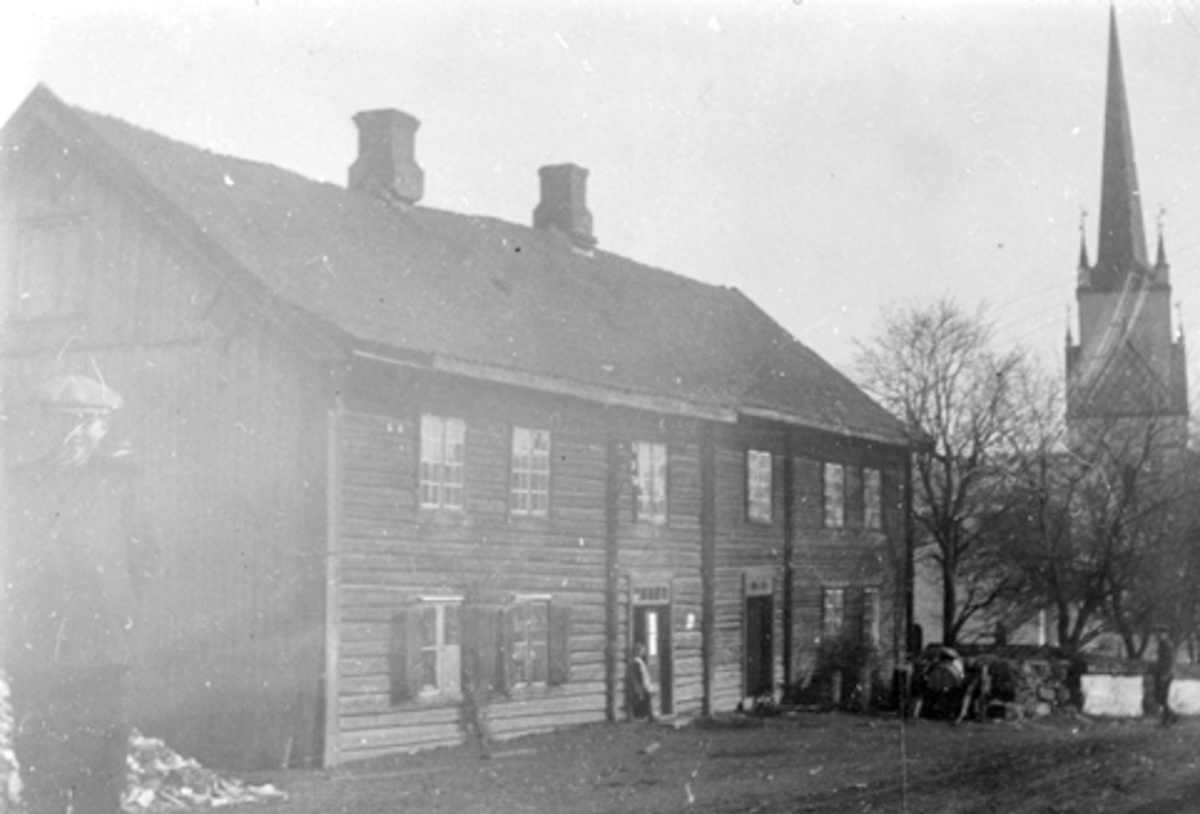 Anno Domkirkeodden, Tingnes med Klokkergården/fastskolebygningen. Eldste del er fra 1843, påbygd 1855, revet i 1918. Nes kirke, Hedmark.