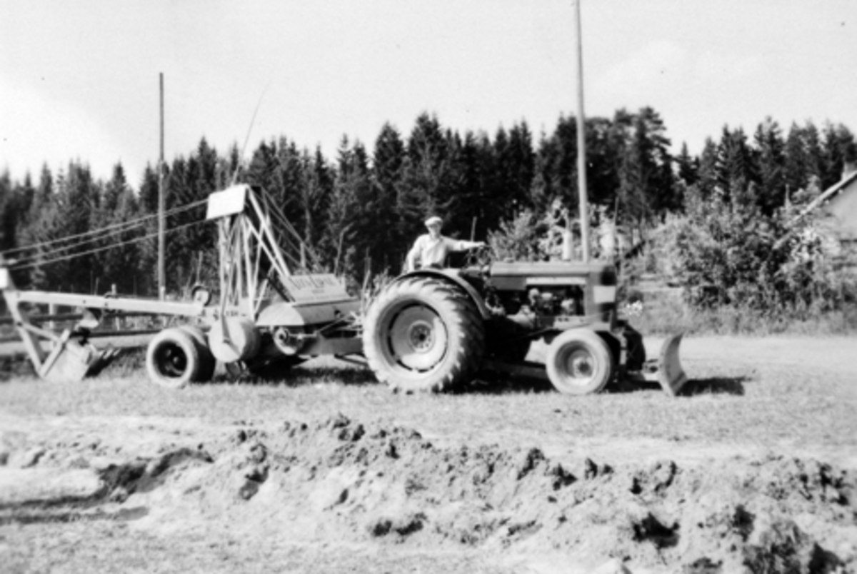 Anno Domkirkeodden, Ringsakerutstillingen i 1953. Landbruksutstilling som ble holdt ved Tingvang og ble besøkt av 14000 personer. Traktor med gravemaskin.
