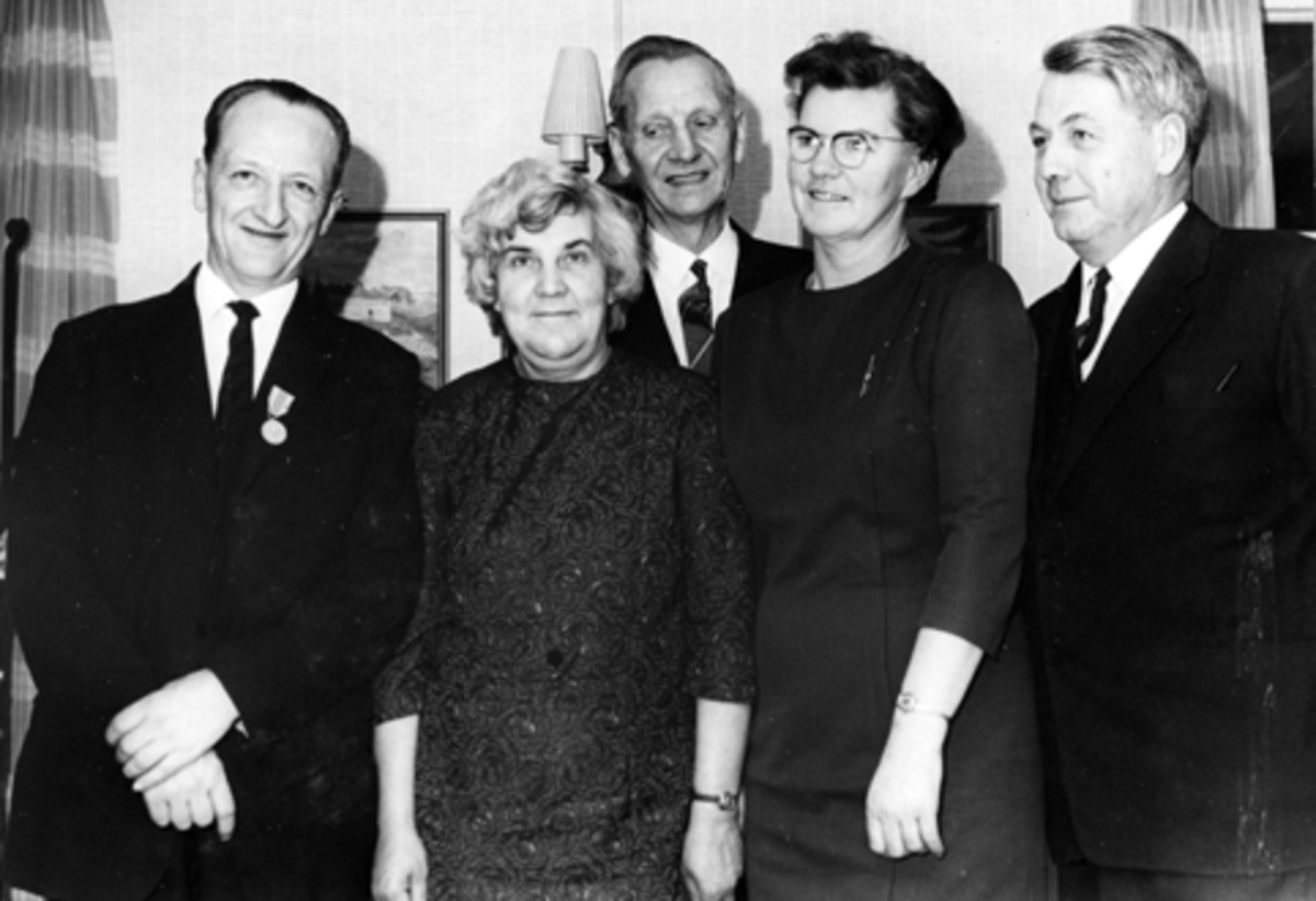 Anno Domkirkeodden, Nils Petrud får overrakta medalje for lang og tro tjeneste på Bjørnstad, Nes, Hedmark. Fra venstre er Nils Petrud (1915-1979), Margit Petrud (1917-1987), ordfører Leonard Teksum (1896-1971), Berthe f.1922 og Erling Feiring (1915-1988).