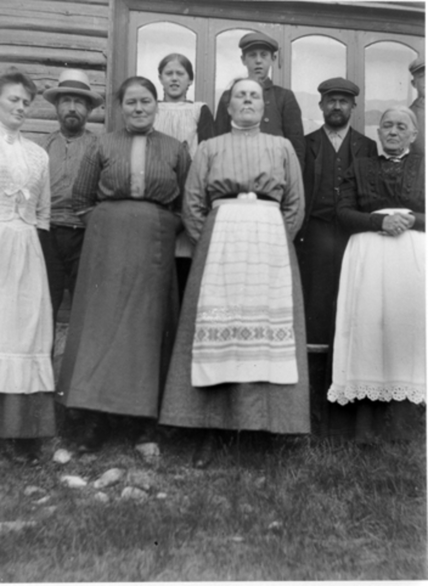 Anno Domkirkeodden, Nysætra, utenfor Werenskjold villaen i 1911. Bakerst fra venstre er Marie og Per Lier. Første rekke fra venstre er Oline Finstad, Ole "stallkar", ukjent, Mathilde Johansen, ukjent, Anne Lier.