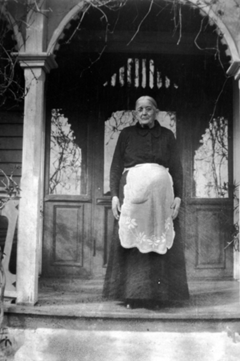 Anno Domkirkeodden, Portrett, Anne Lier F. Berg (1842-1936) , bildet er tatt i Midttun i Brumunddal, ca. 1920.,