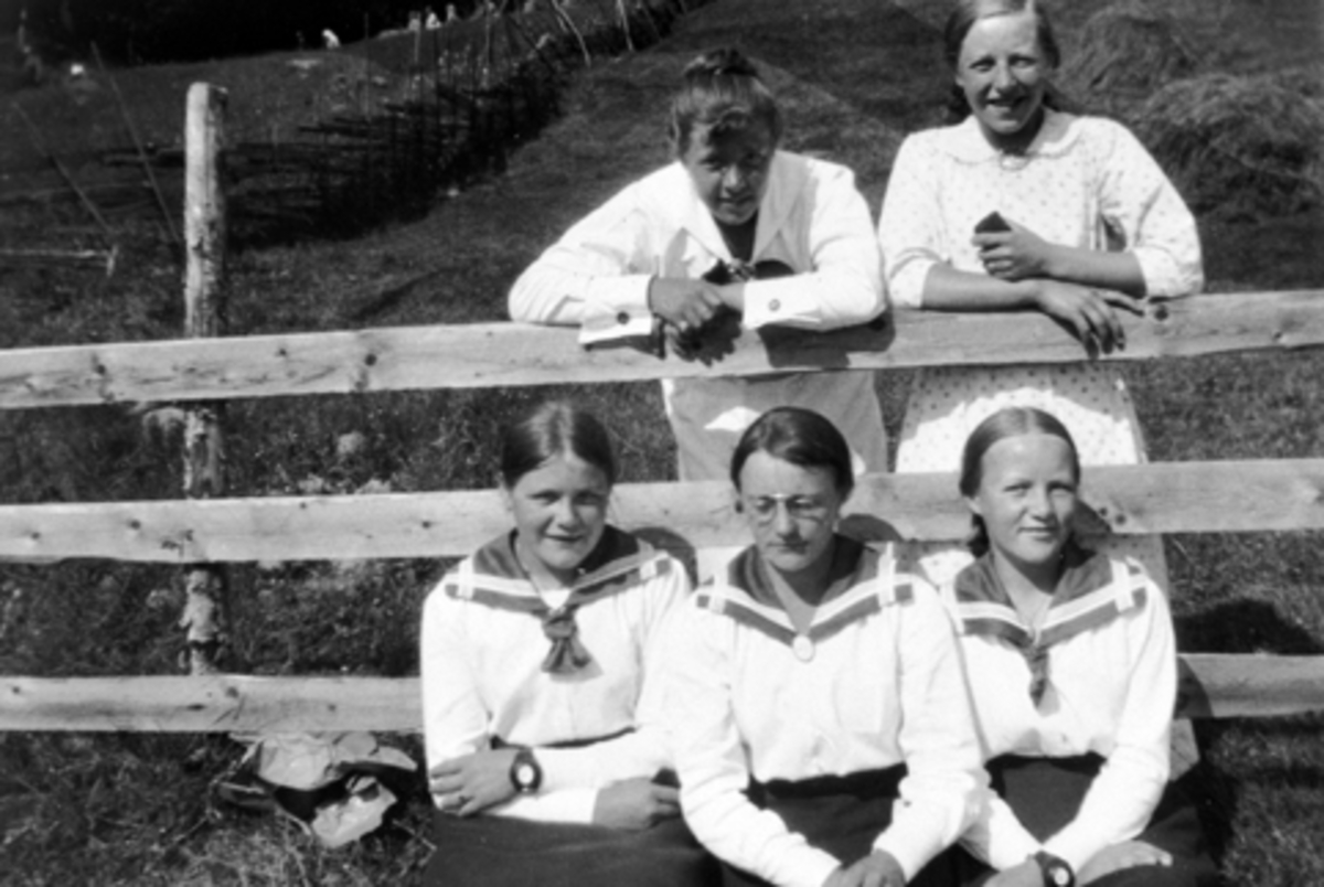 Anno Domkirkeodden, Bak fra venstre er Marie Lier, Helga Jevanord. Foran fra venstre er Kari Storihle, Agnes Eliassen og Helga Storihle. År 1917.