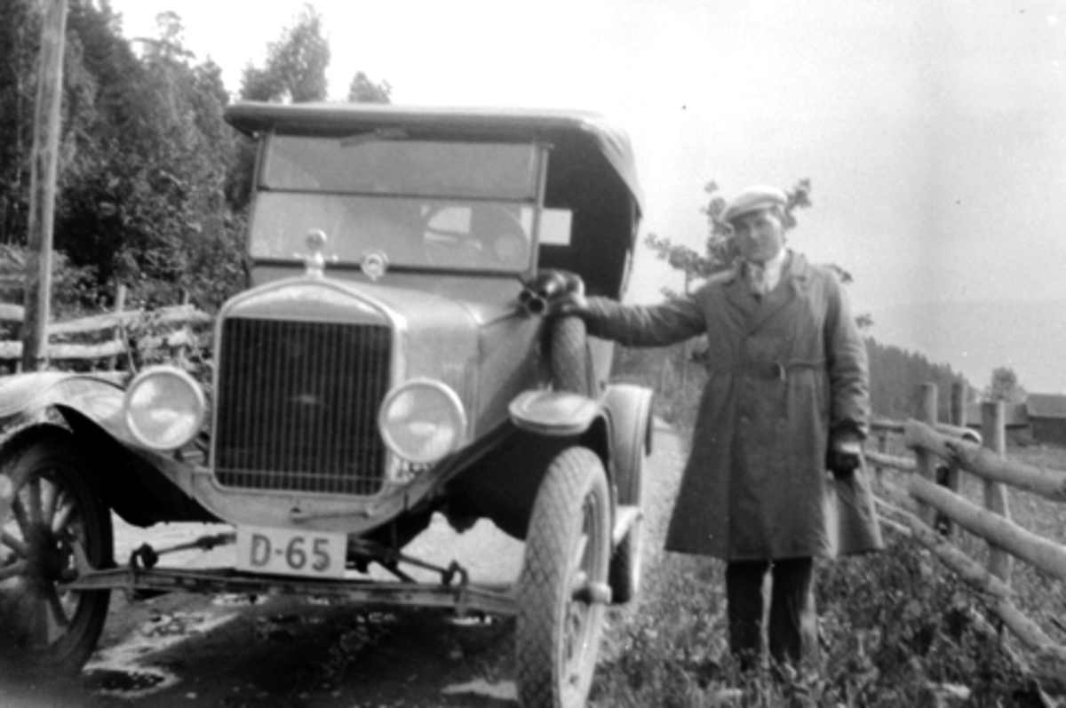 Anno Domkirkeodden, Ford 1925 modell med reg.nr D-65, tilhørende Thore A. Lier. Sjåfør er Peter Skyberg.