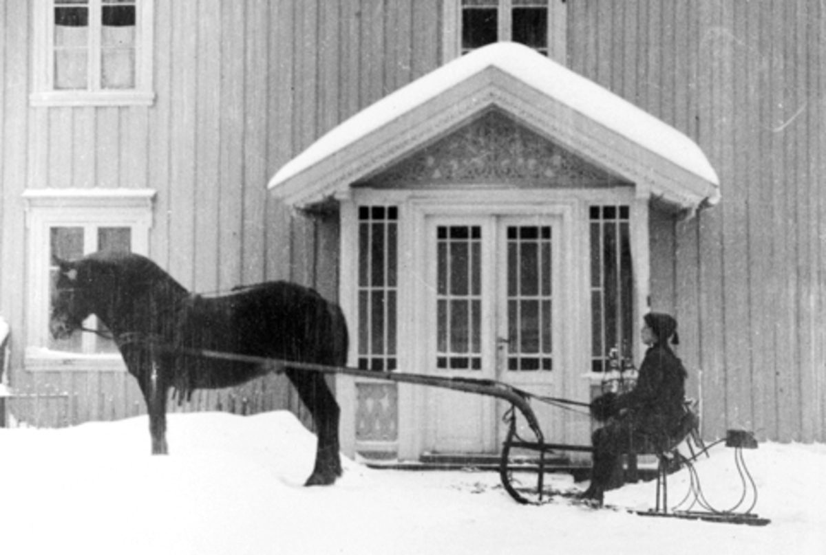 Anno Domkirkeodden, Marie Lier skal ut å kjøre med hest og spisslede på Mørkved store, Ringsaker i 1914.