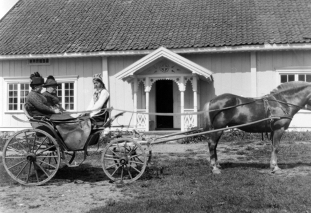 Anno Domkirkeodden, På kjøretur med hesten "Sussen" og trille på Mørkved store i 1914, utenfor hovedbygningen. Fra venstre er Dina Lier (f Mørkved), Marie Mørkved (f Wea) og Marie Lier.