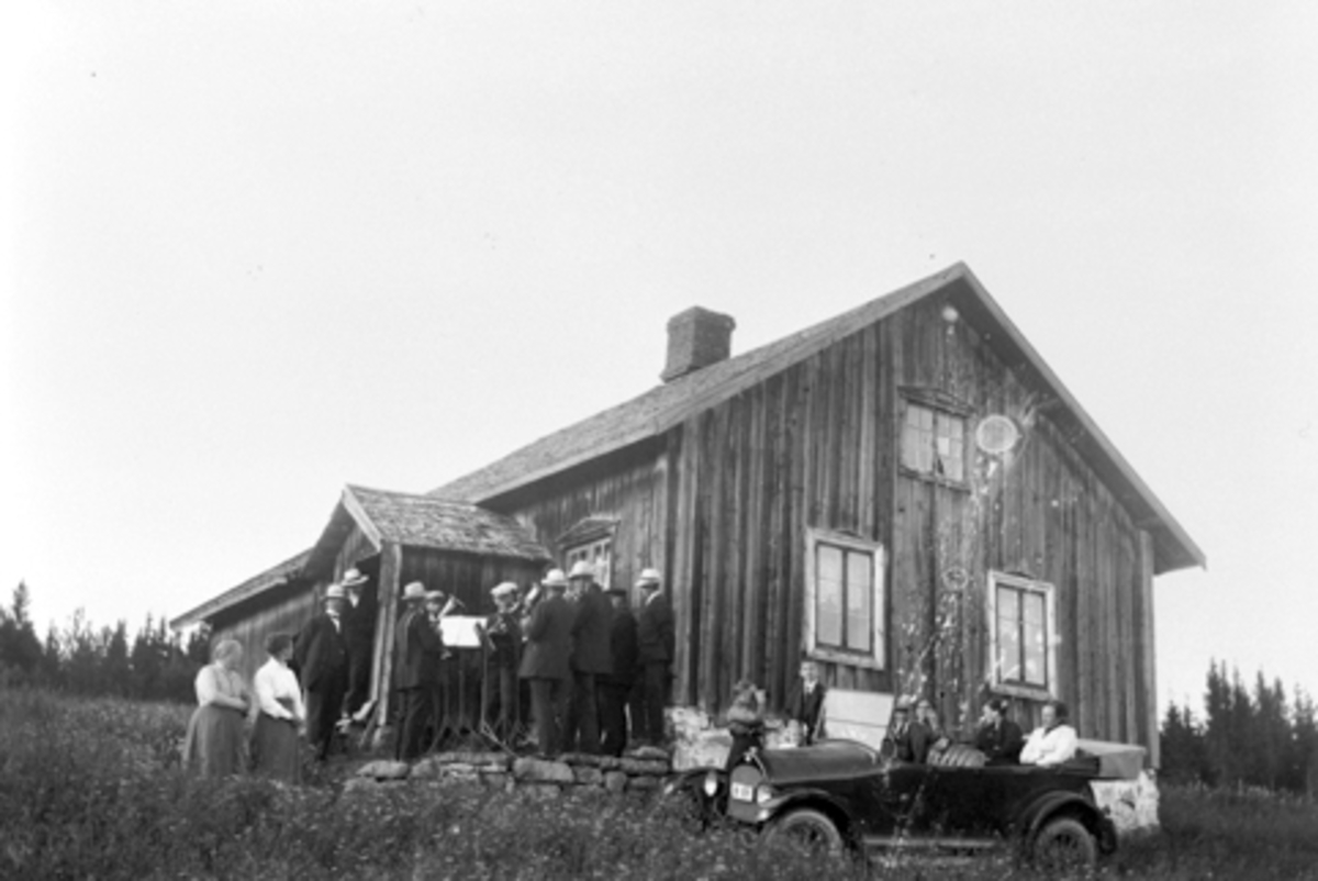 Anno Domkirkeodden, Furnes musikkforening med instrumenter på fjelltur. Ukjent sted.