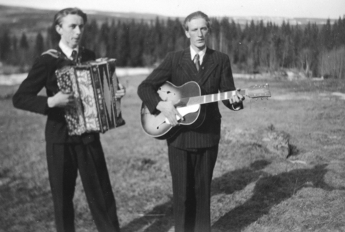 Anno Domkirkeodden, Fra venstre er Arne Bakken med trekkspill og Hans Bakken med gitar. De spilte til dans på lørdagskveldene.