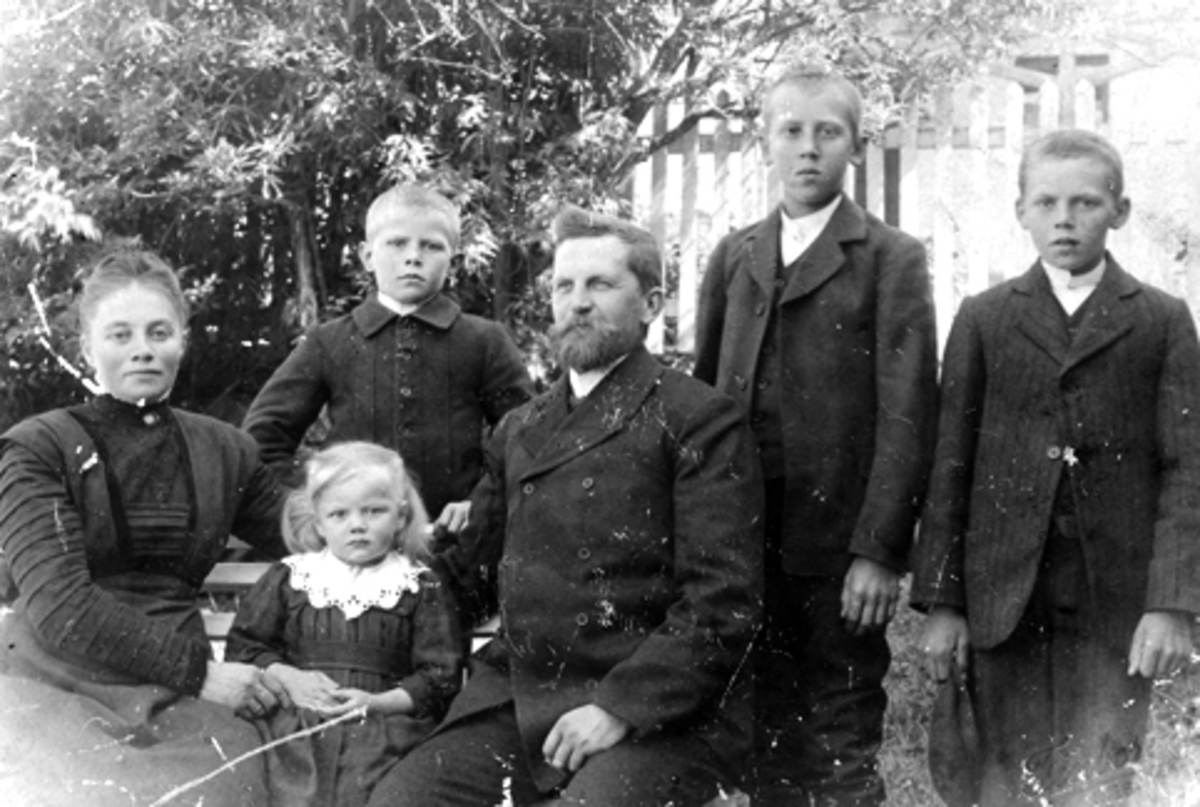 Anno Domkirkeodden, Familiegruppe på Mengshoel. Fra venstre er Marthe (1873-1948) Aslaug Louise f.1908, Even (1870-1913), Bak fra venstre er Leif (1902-1988), Jens (1897-1971), Andreas (1899-1933).