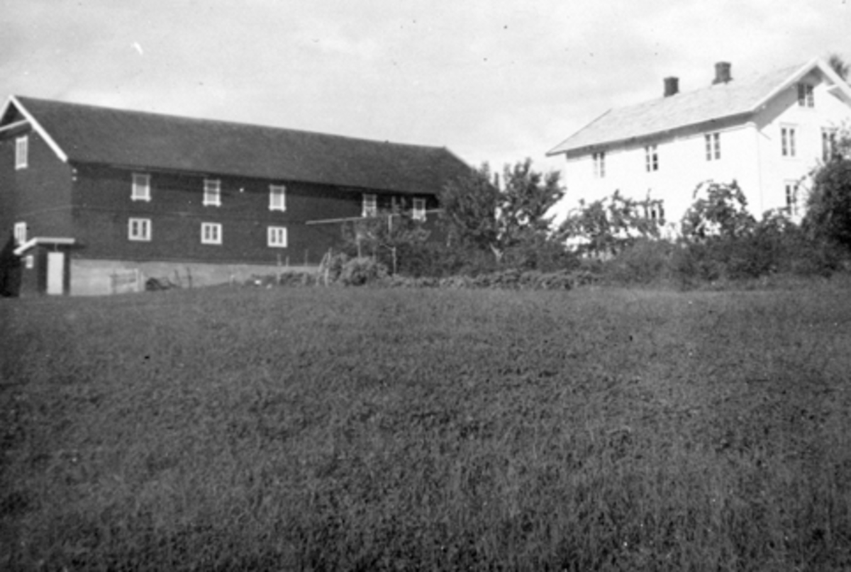 Anno Domkirkeodden, Nordstu, Stavsjø, Hedmark. Hovedbygning fra 1870-årene. Låven bygd i 1923 og fjøs i 1937. Låven brant ned i 1983.