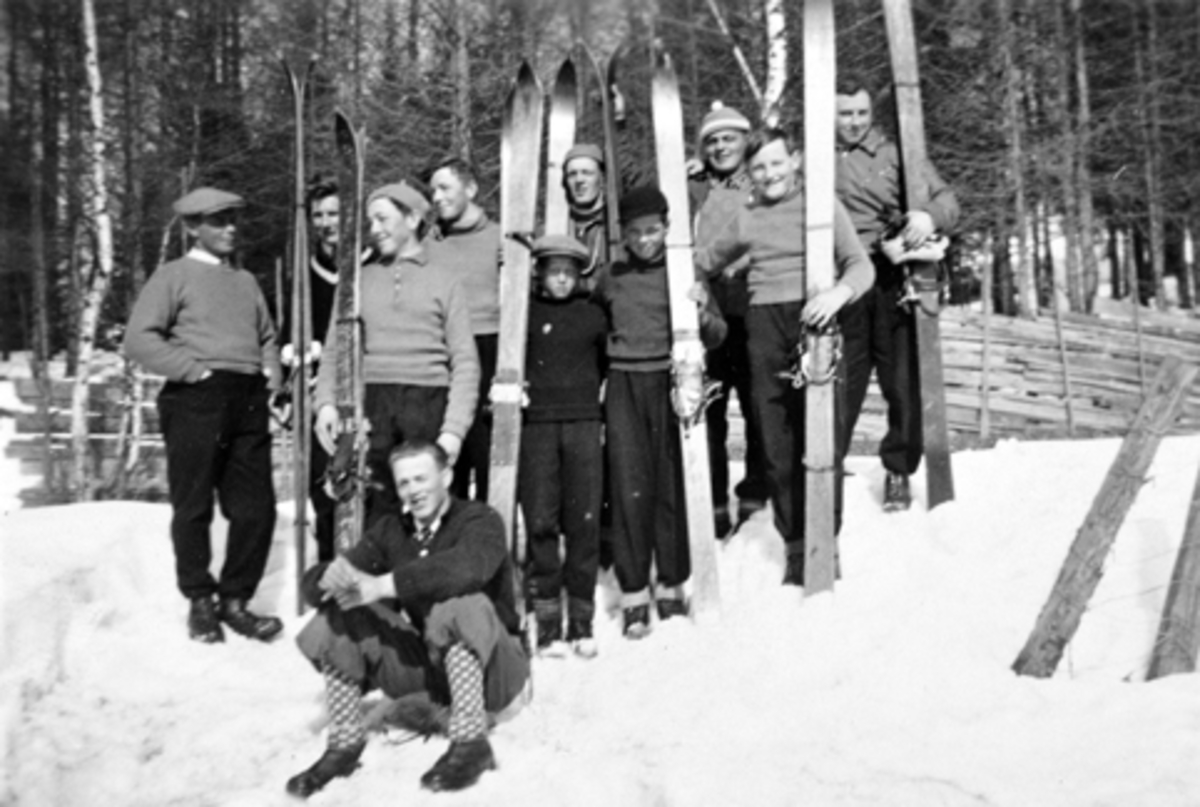 Anno Domkirkeodden, Nes Skiløperforening. Gruppe skihoppere som var aktive før krigen. Stående fra venstre er Erling Gaalaas, Oskar Fodnes, Kåre Haugom, Hans Haugom, Jon Syverud, Georg Odvold, Harald Dybvig, Reidar Gaalas, Jon Hauglien, Martin Solbrækken. Sittende foran er Johan Glorud.