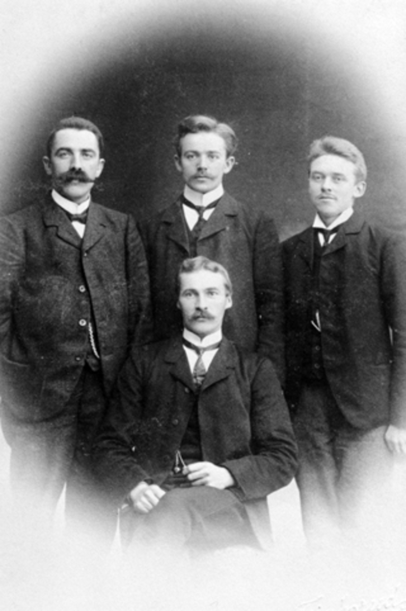 Anno Domkirkeodden, Fire sangere fra Nes, Hedmark. Sittende foran er Johan Thorud (1880-1963). Fra venstre er Erik Bølviken (1881-1955), Anders Arnkværn (1885-1912), Petter Stenersen (1884-1966). Disse preget sang og musikklivet på Nes som sangere, organister og kirkesangere.