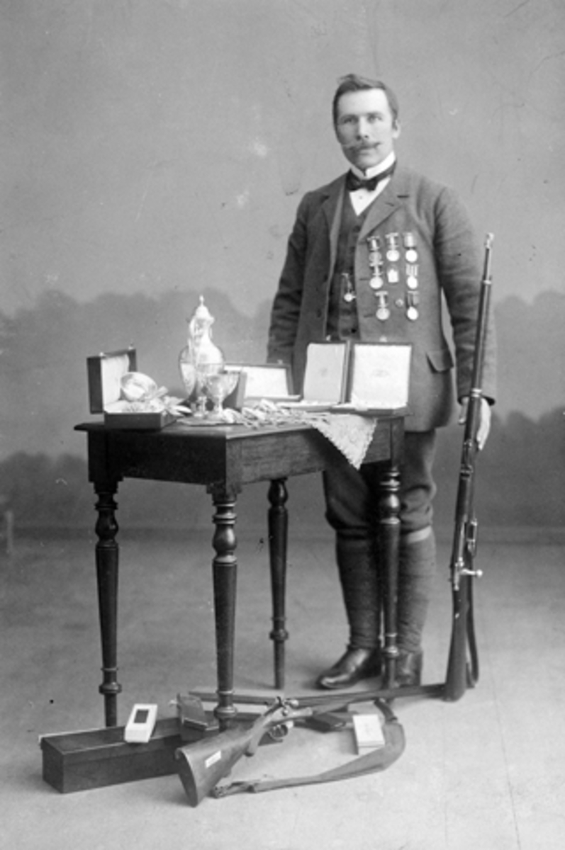 Anno Domkirkeodden, Ole J. Huuse (1875-1952), Nes Skytterlag, skytter med premiesamling, pokaler, medaljer.