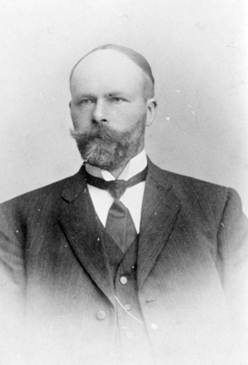 Anno Domkirkeodden, Portrett, Jon Angel Bakken (1867-19489, lærer, hovedredaktør for Nes Bygdebok fra 1943 og 1944.