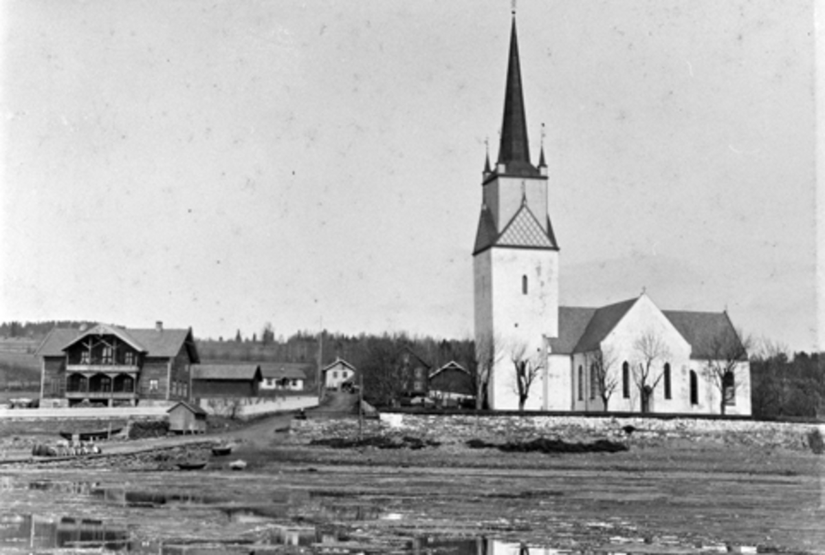 Anno Domkirkeodden, Tingnes, Hedmark. Kommunehuset innviet 17. mai 1892, Nes kirke.