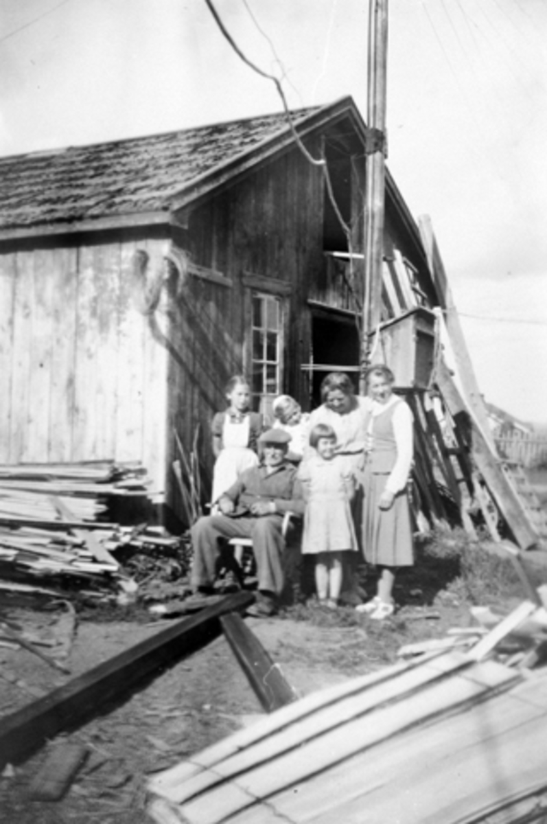 Anno Domkirkeodden, Familiegruppe foran snekkerverkstedet i Sletvold, Nes, Hedmark.. Bak fra venstre er Anne Gaalaas (Skaugen) f.1941, Ulla Bente Gaalaas-Hansen, Else Gaalaas-Hansen fra Danmark, Gerda Gaalaas, Karin Gaalaas (Teksum) f.1943. Sittende Torger Gaalaas (1876-1967).