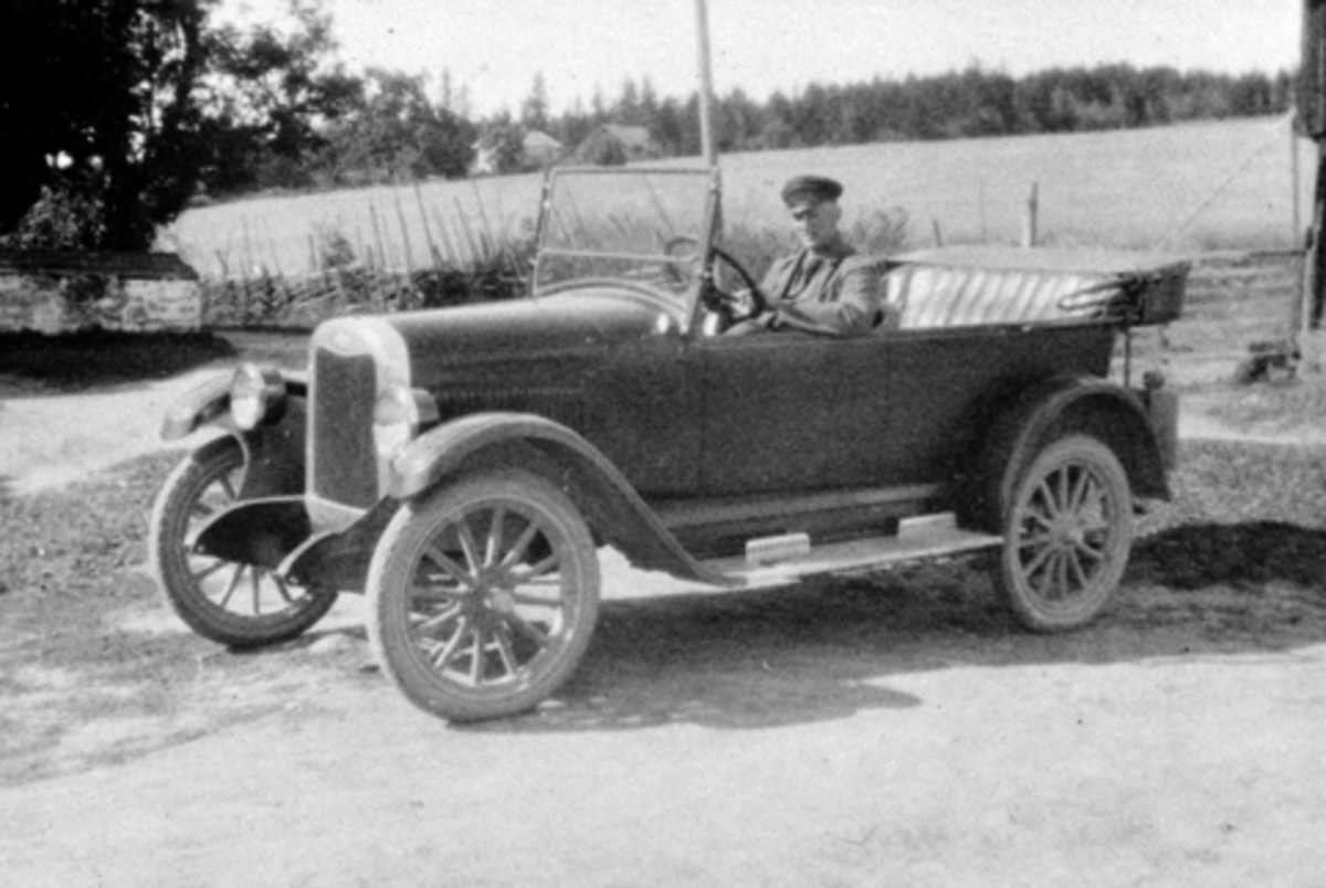 Anno Domkirkeodden, Drosjeeier Georg Bratberg (1907-1991), i en Chevrolet 1925 modell, Nes, Hedmark.