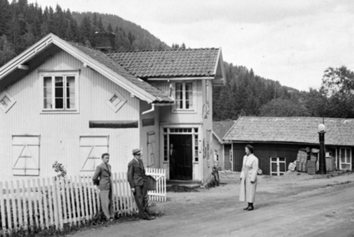 Anno Domkirkeodden, Eksteriør, Dal Landhandel, Nes, Hedmark. Harald Johansen drev butikken 1913-1937, Dyre Sanner 1937-1975. Ukjente personer utenfor.