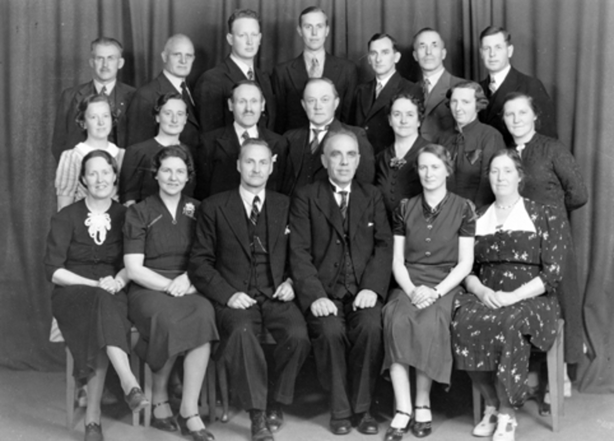 Anno Domkirkeodden, Nes Lærerlag i 1939. Sittende foran fra venstre er Signe Lier, Margit Staff, Johan Thorud, Erik Bølviken, Bertha Børke, Sigrid Olsen. Andre rekke fra venstre er Dagny Roti, Solveig Øvergård, Kristen Myklebust, Ole Johannes Røhnebæk, Karen Marie Lieng, Kristine Gjestvang, Anne Karine Nordengen- Tred…