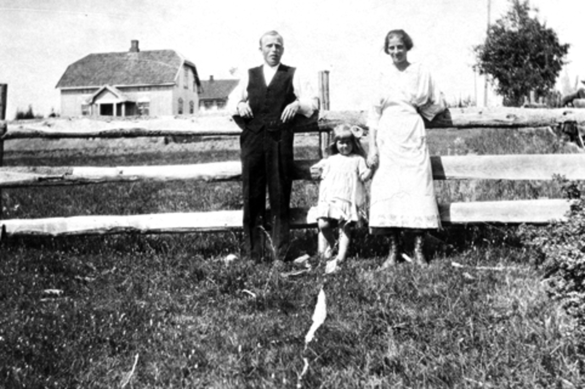 Anno Domkirkeodden, Fra venstre er er Olaf Kristoffer Nikolaisen (1893-1970). Astrid f.1921 og Oline Skredderstuen (1897-1964). I bakgrunn er deres hjem Lindstad, Nes, Hedmark. Olaf var tillitsmann i Nes Arbeiderforening i 25 år.