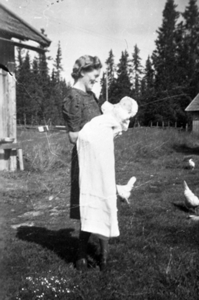 Anno Domkirkeodden, Tranbybakken, Veldre Almenning, ukjente kvinne med barn i dåpskjole.