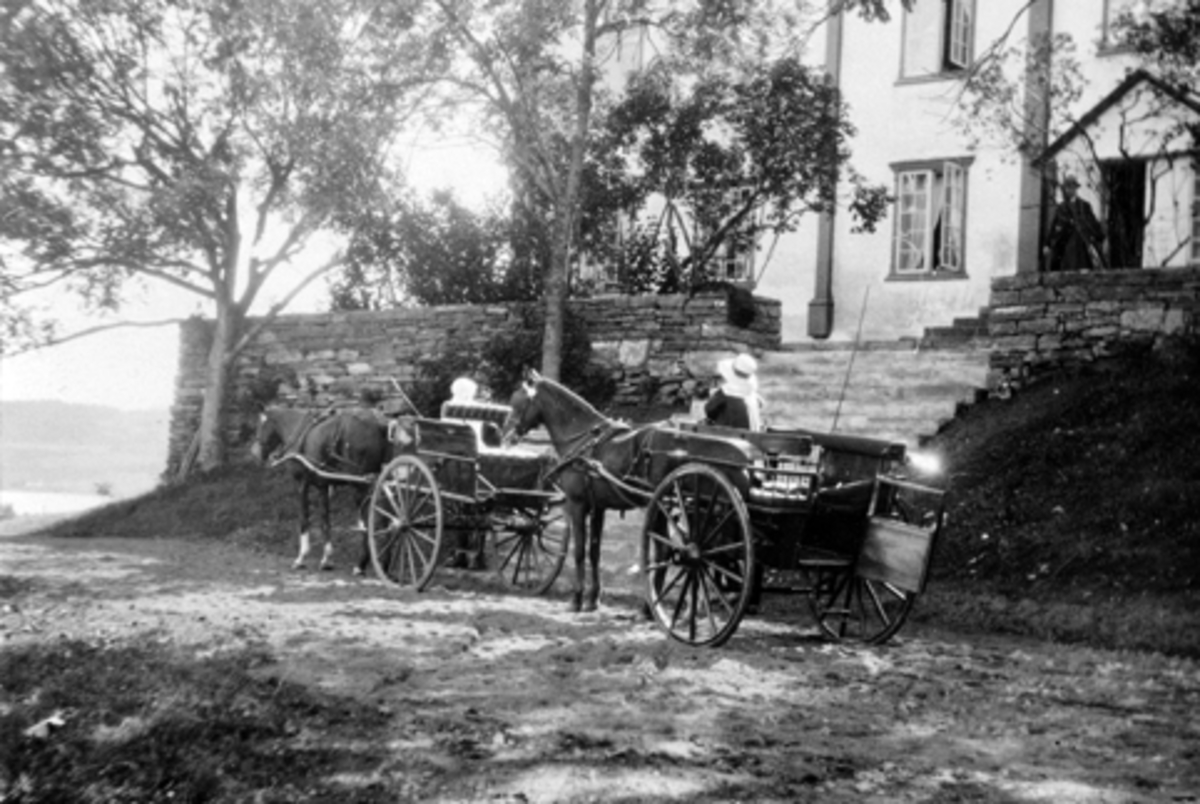 Anno Domkirkeodden, Hovedinngangen med sin lange trapp opp fra gårdsplassen på Hoel gård, Nes, Hedmark. Her står to reisekjerrer og venter på gjestene.