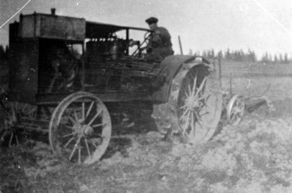 Anno Domkirkeodden, Traktor Allwork 14-28, pløying på Hoel gård, Nes, Hedmark. "Jerntraktor"
