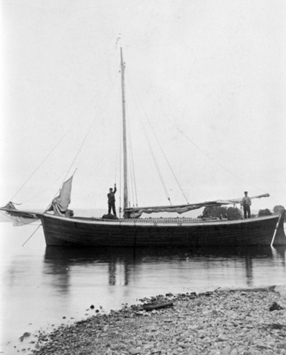 Anno Domkirkeodden, Båtjakt på Mjøsa, to menn ombord. Seil.