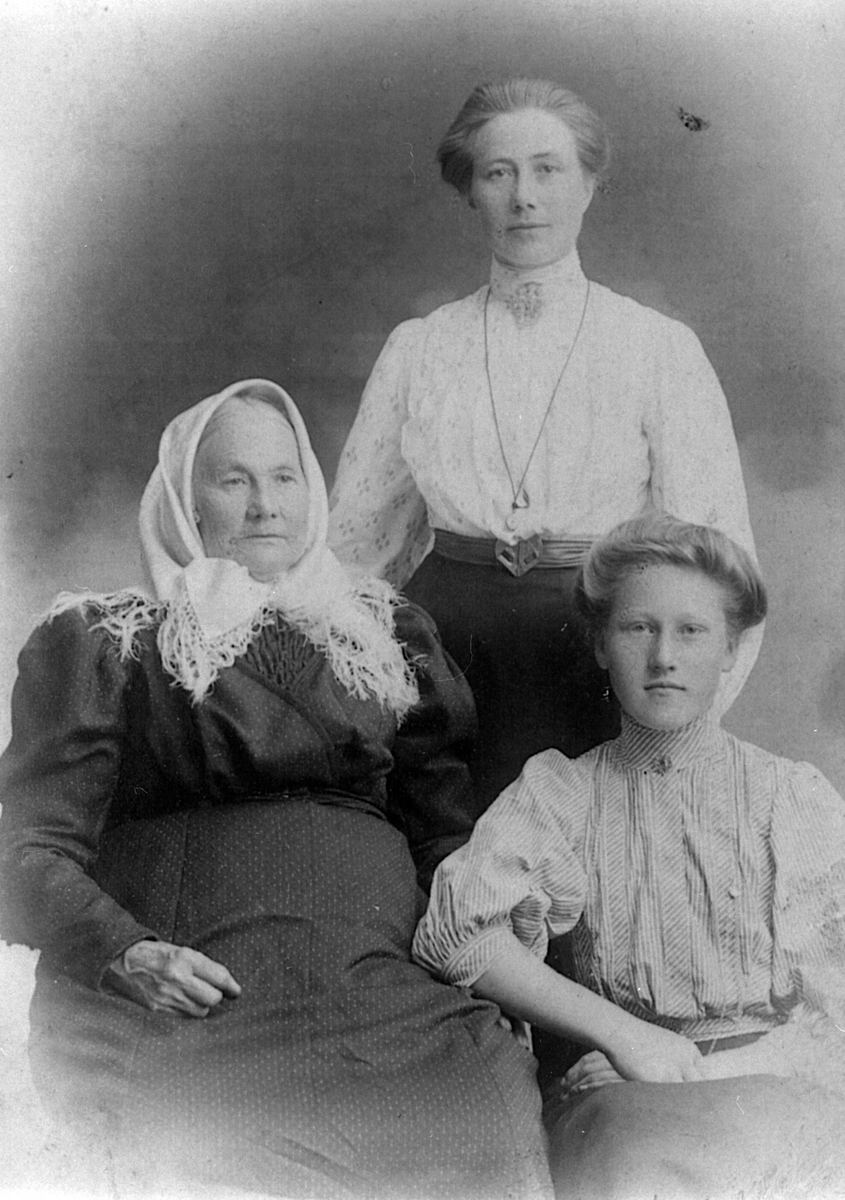 Anno Domkirkeodden, Karen Jonsgård F.1834 med datter Thea G. Haugen (1872-1954) og fosterdatter Konstanse F.1892.