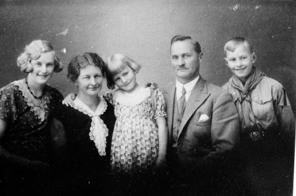 Anno Domkirkeodden, Johan Thorud (1880-1963), med hustru Minnie Borghild (f. Aaslund, 1890-1946) og barna Minnie Johanne f.1917, Reidar Olav f.1919, Asbjørg Kristine f.1925. Penningrud lille, Stavsjø, Hedmark.