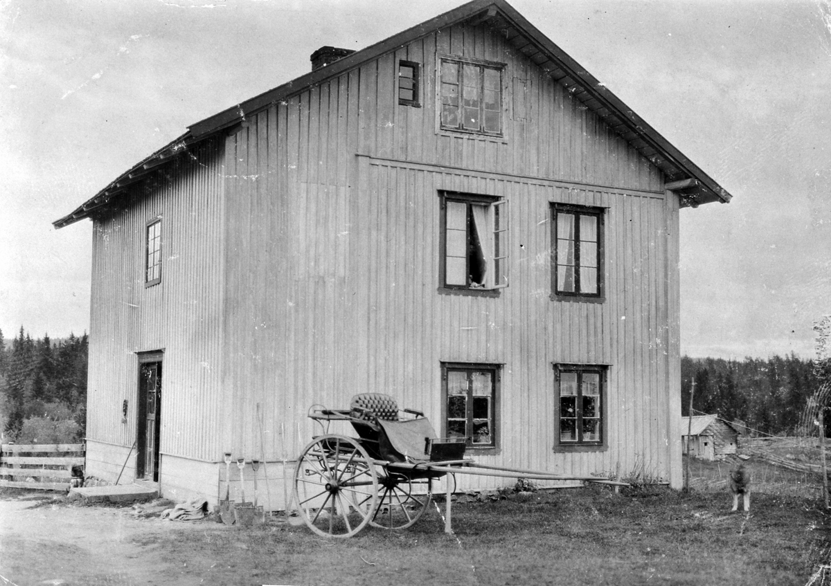 Anno Domkirkeodden, Eksteriør. Bergundhaugen, Ringsaker. Hestekjøretøy. Elghund i band.