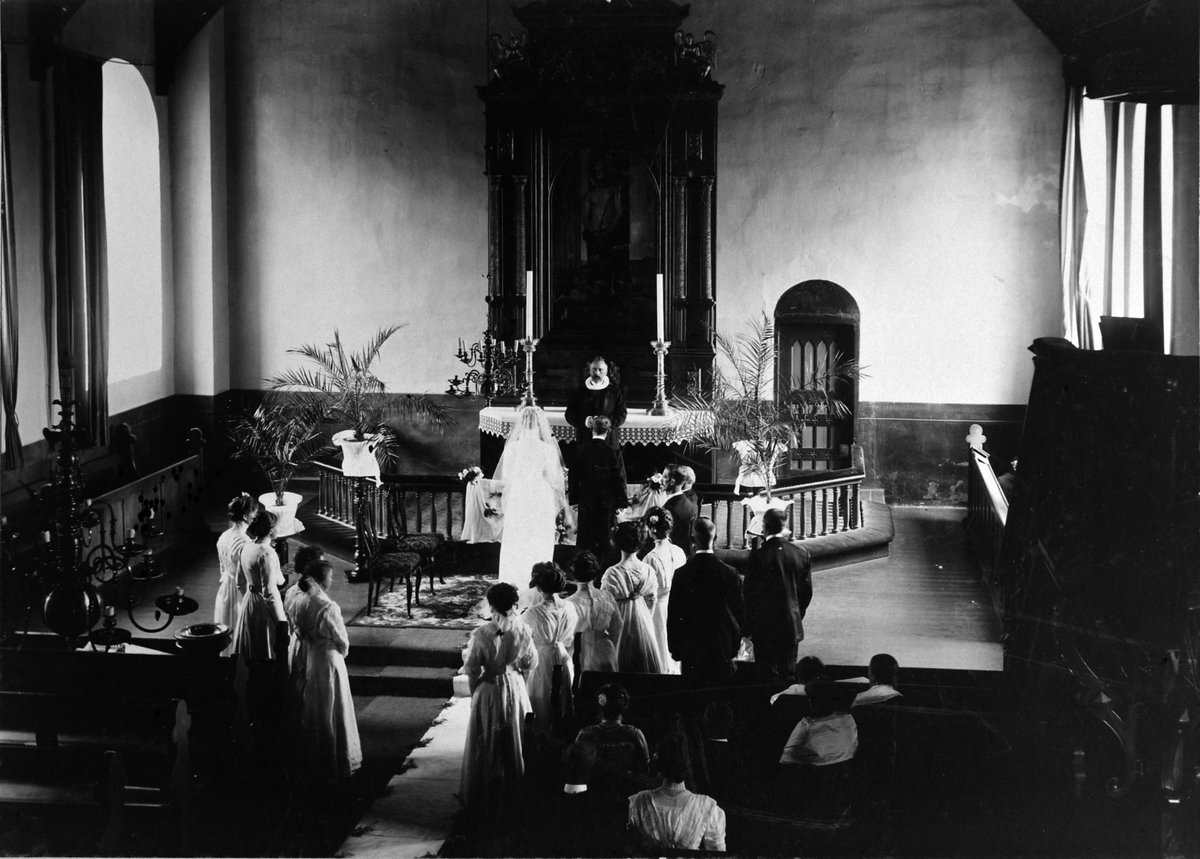 Anno Domkirkeodden, Bryllup i Furnes kirke, Ringsaker ca. 1905-1910. Brudepar foran alteret med prest, forlovere og ni brudepiker.