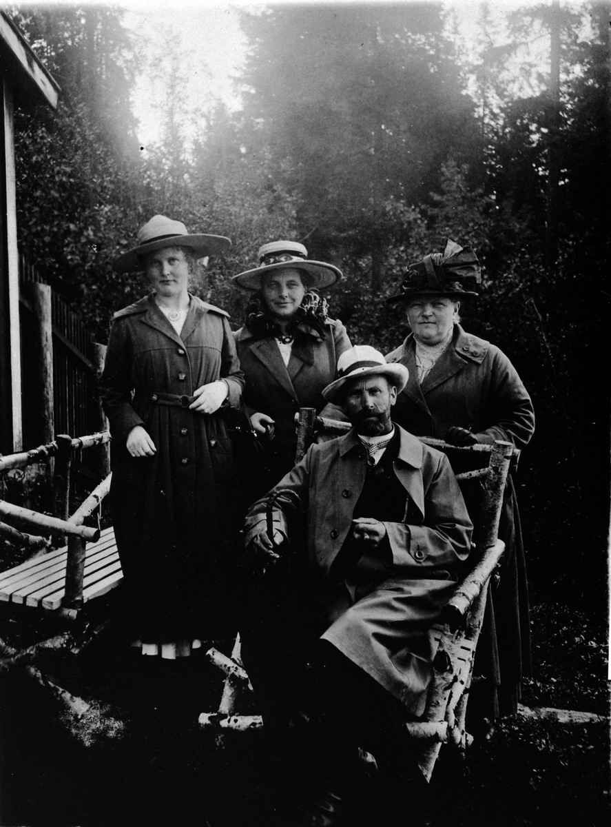 Anno Domkirkeodden, Foran Gudbrand Stafsberg, bak til høyre hans kone Marthe Stafsberg, Agnethe Snarud (søster av Marthe), Gudrun Stafsberg (datter). Snarud gård, Furnes, ca.1910-15.