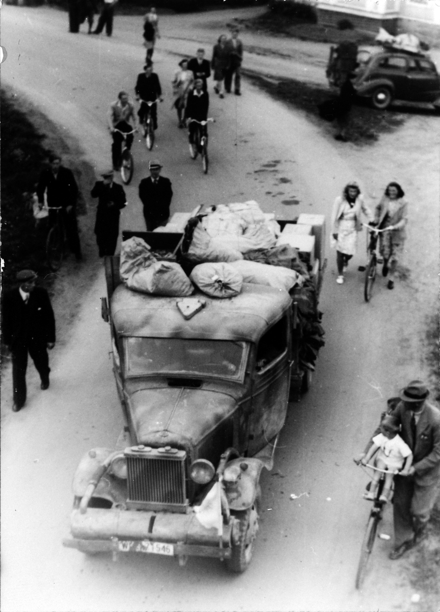 Anno Domkirkeodden, Ved jernbaneundergangen, Moelv, Ringsaker. Trolig fredsdagene i 1945 da tyskerne forlater Moelv. Mye folk.