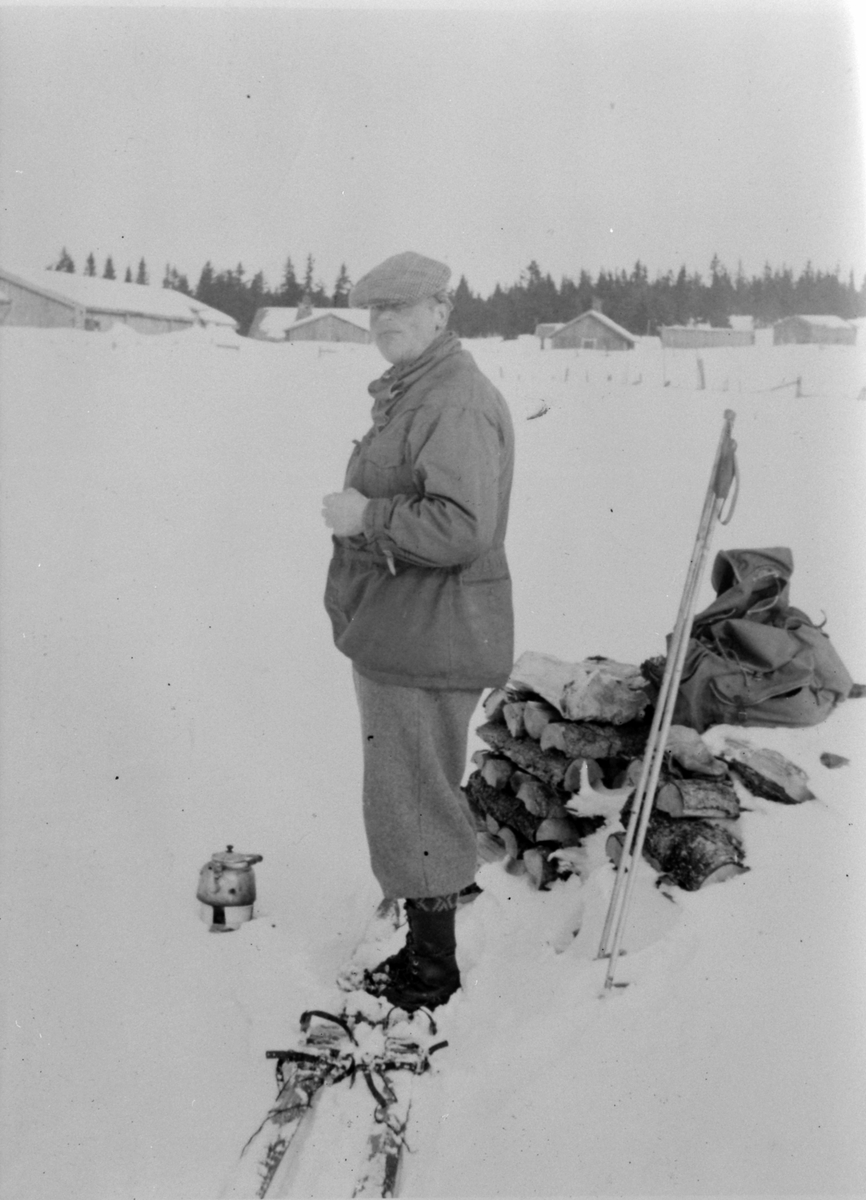 Anno Domkirkeodden, Karl Baardseth, flytta til fjells 1945-46 og bodde i ei lita koie på Velt-Moste. Var tømmerhogger i ringsaker Almenning, ca. 1950.