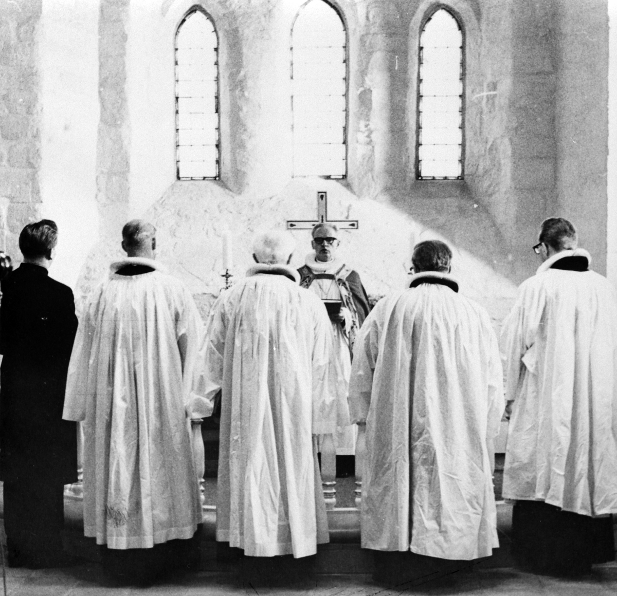 Anno Domkirkeodden, Nes kirke, Ringsaker ved gjenåpningen den 26.12 1964 etter en omfattende restaurering 1961-64. Fra venstre er diakon Holm, sogneprest Victor Andersen, prost J. Bye, biskop Alex Johnson, prost Lange og C. M. Sjøgren.