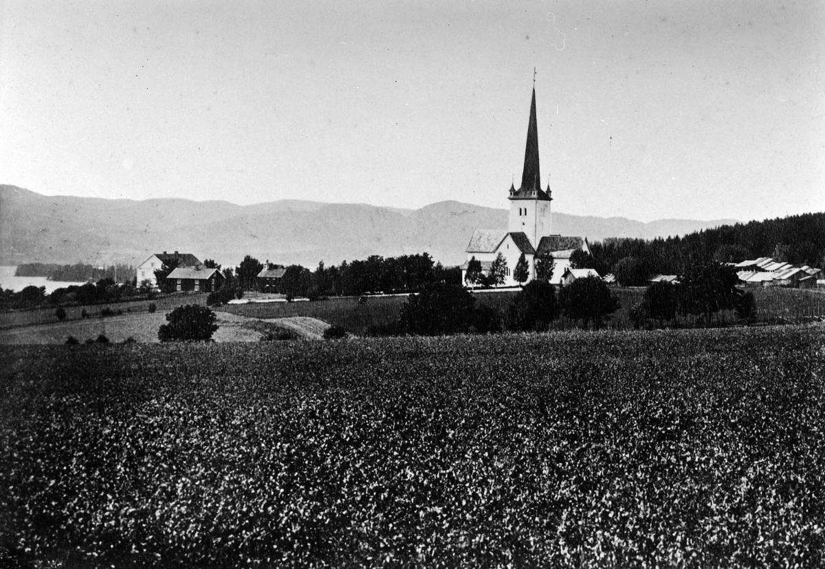 Anno Domkirkeodden, Ringsaker kirke, prestegarden og omegn. Staller til høyre.