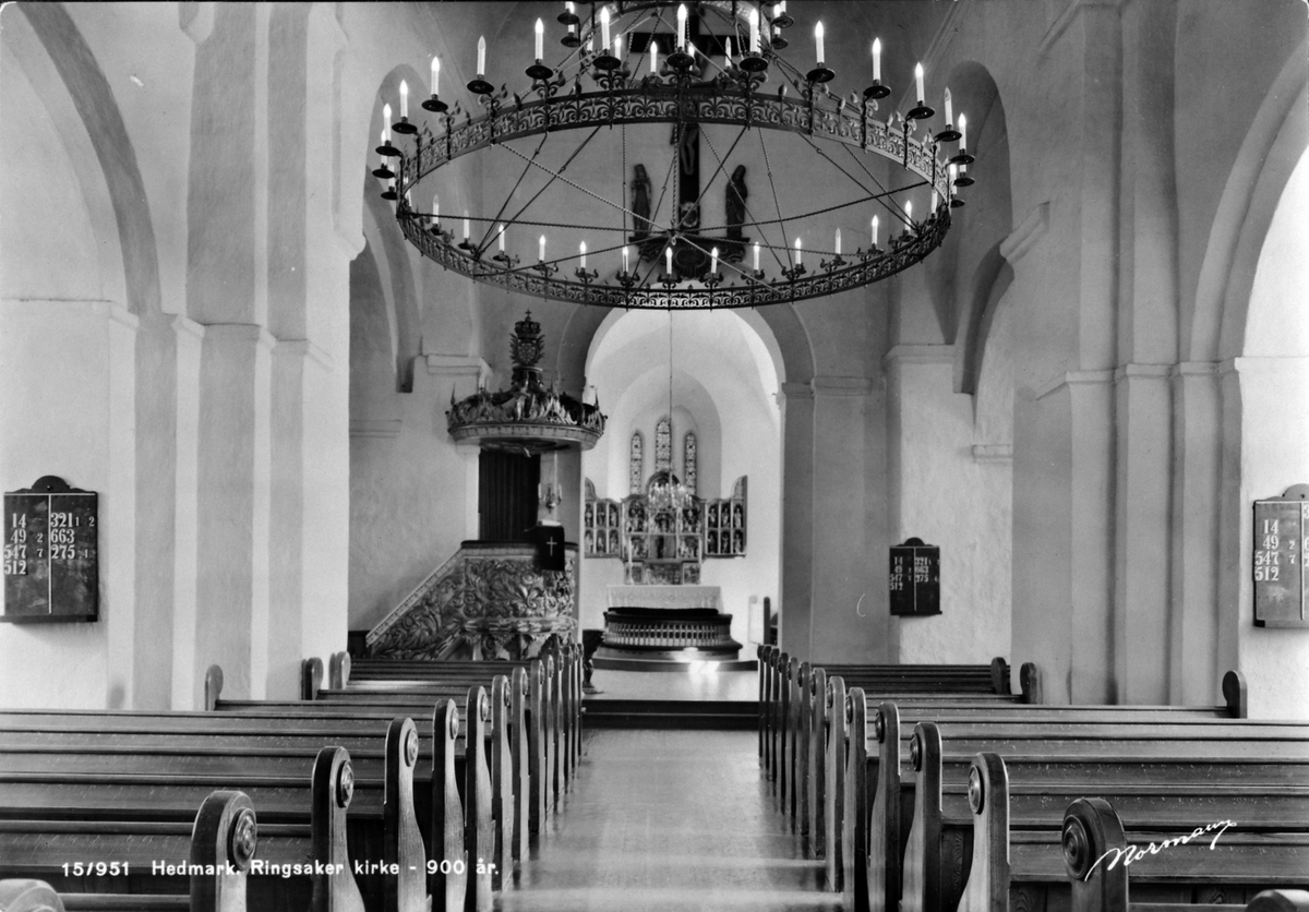 Anno Domkirkeodden, Interirø fra Ringsaker kirke (900 år) med altertavle, prekestol og gammel lysekrone.