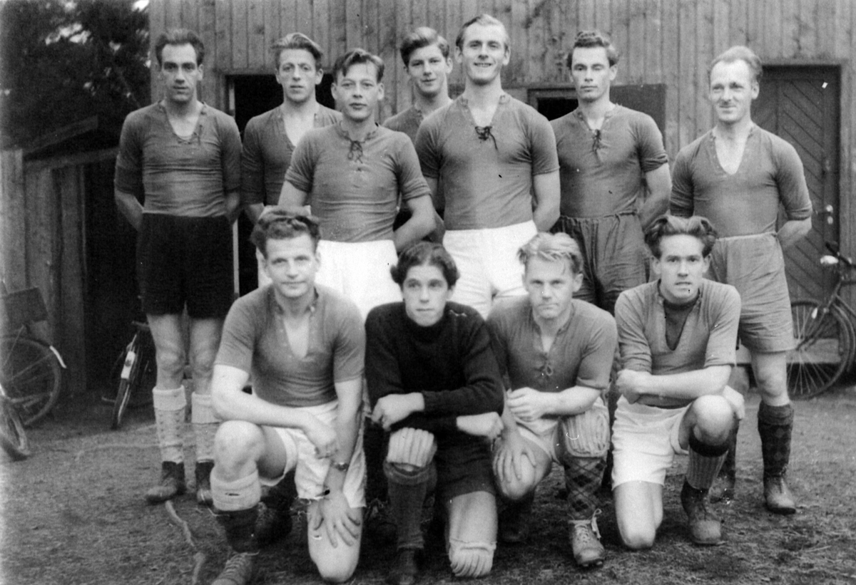 Anno Domkirkeodden, Moelven Idrettslag, fotball. 1. rekke fra venstre er Magnar Bakaas, Thorolf Andersen, Erling Bjerke, Sverre Simensen. 2. rekke fra venstre er Odd Olsen, Leif Kristiansen, Halvar Bergengen, Helge Tranget, Rolf Bakaas, Mentz Holmen, Barber Hansen, Klubbhuset, Idrettsparken, 1946-47.