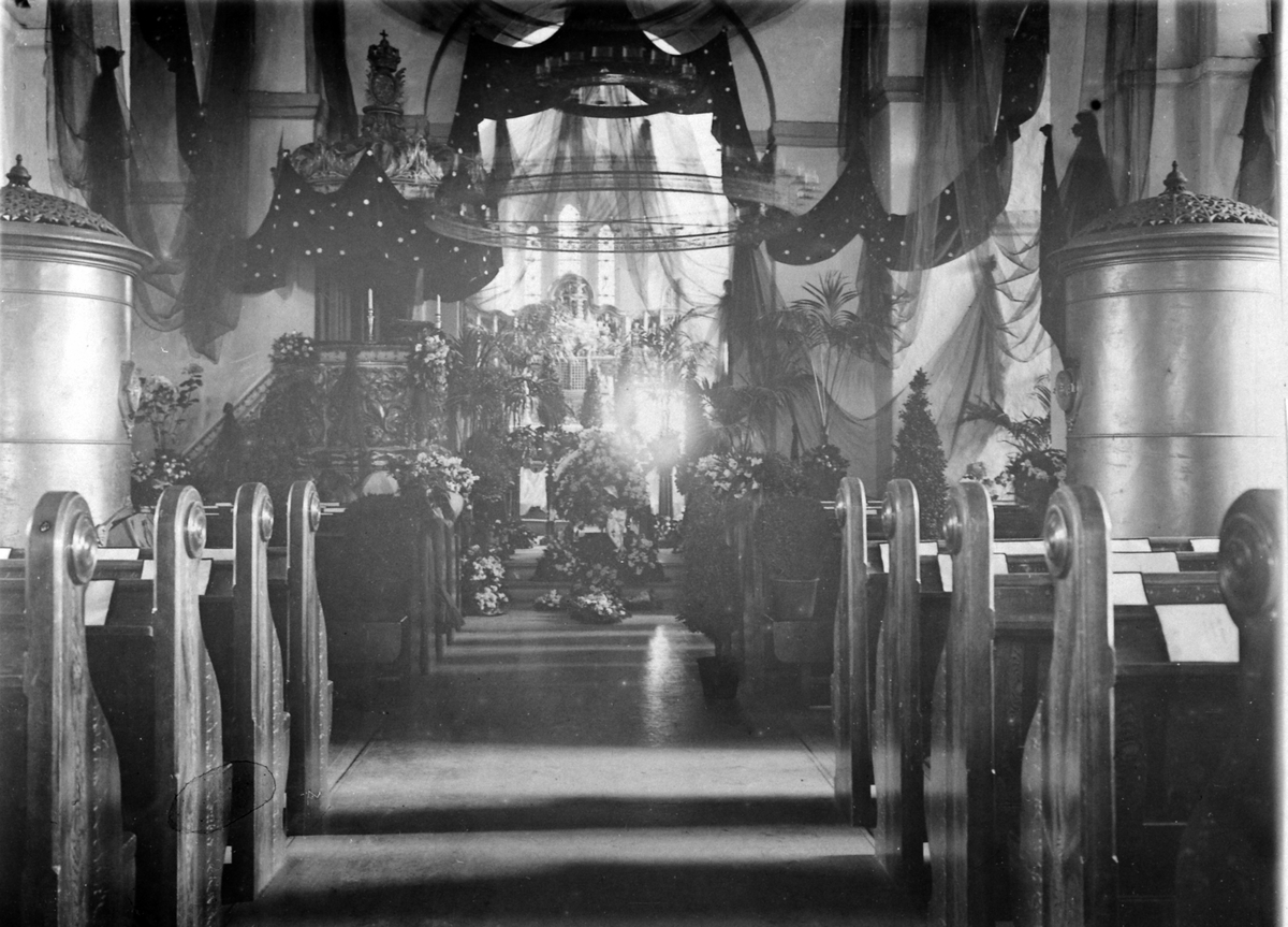 Anno Domkirkeodden, Interiør, Ringsaker kirke. Pyntet til begravelsen etter Ida Kjos den 8.5 1918.