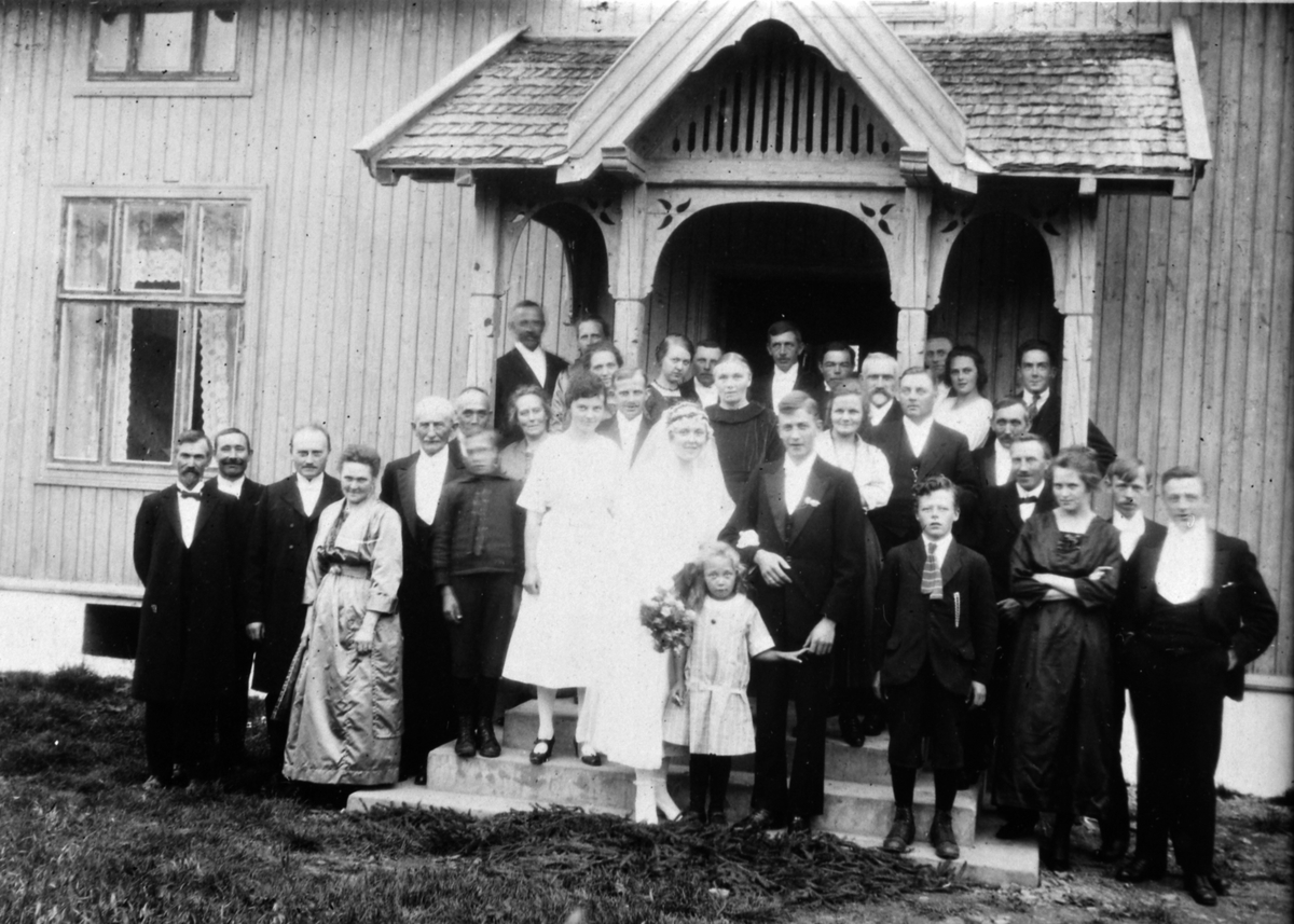 Anno Domkirkeodden, Brudeparet Marie Høgset og Arnt L. Hornæss, bryllup 10. 09. 1921, mye gjester, Utsikten, Gaupen, Ringsaker.