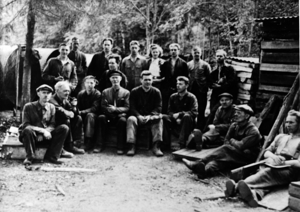 Anno Domkirkeodden, Arbeidere ved Moelv Jernstøperi, ca. 1930-35. Foran til venstre er Kr. Kristiansen, Birger Larsen, Sig. Syversen, Kristiansen, Even Simensen, Harald Engen, Ole Holter, Frantzen, Georg Kristiansen. Stående bak fra venstre er SV. Mathisen, Harald Kristiansen, Hans Grøndal, Asbj. Kristiansen, Agnes Kr…