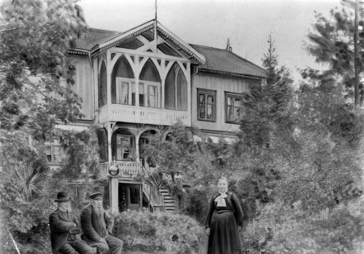Anno Domkirkeodden, Fra Byflaten Veldre, Ringsaker. Kjøpmann Andreas Olsen Schjerpens forretning. Fra venstre er A.O. Schjerpen (F. 1841), Henrik Torgersen og Kristine Schjerpen (F. 1848). Gården og mange andre hus brant ned ved en storbrann i 1911.