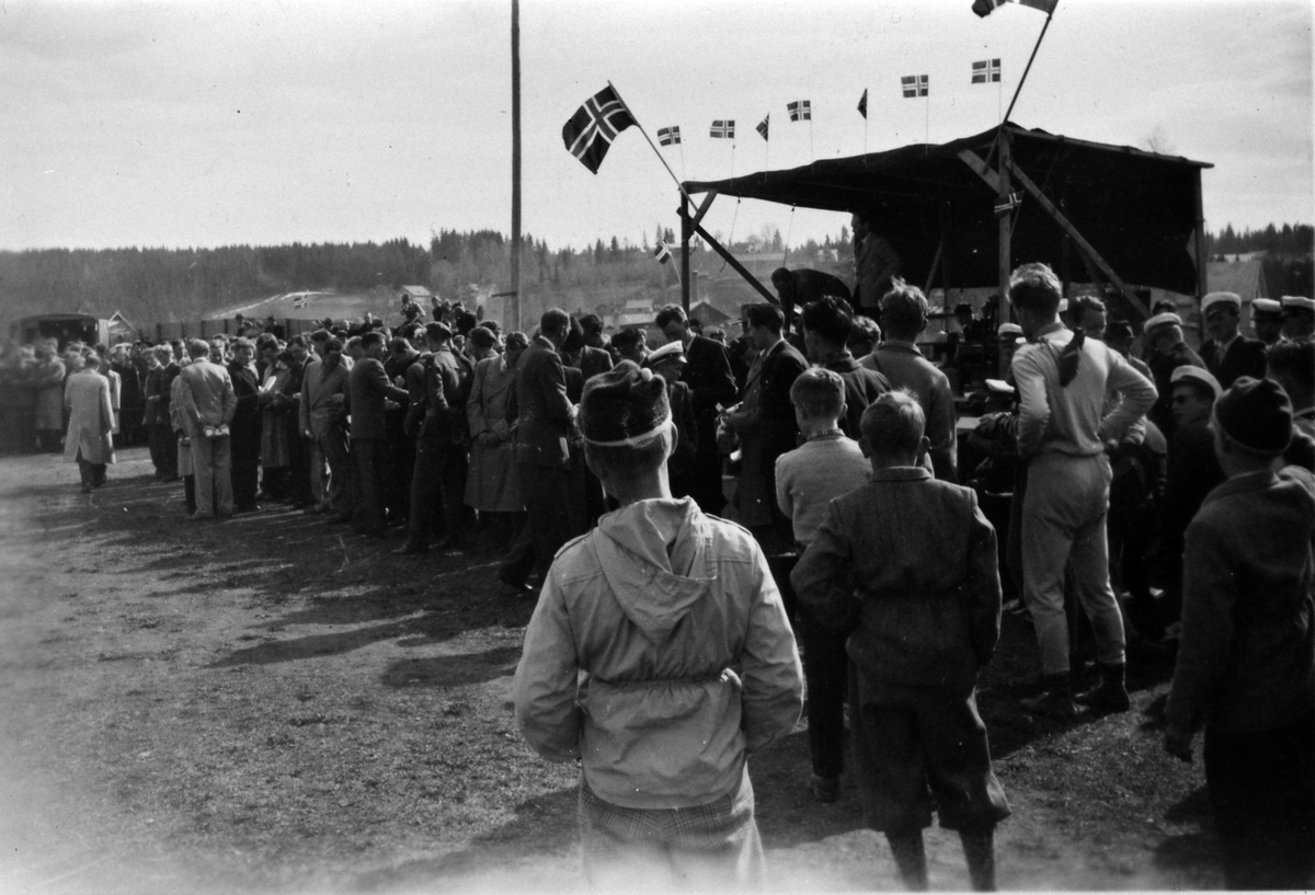 Anno Domkirkeodden, Fra NM i terrengløp, Gaupen. Arrangert av Ringsaker I.F i 1953. Mye folk foran scene.