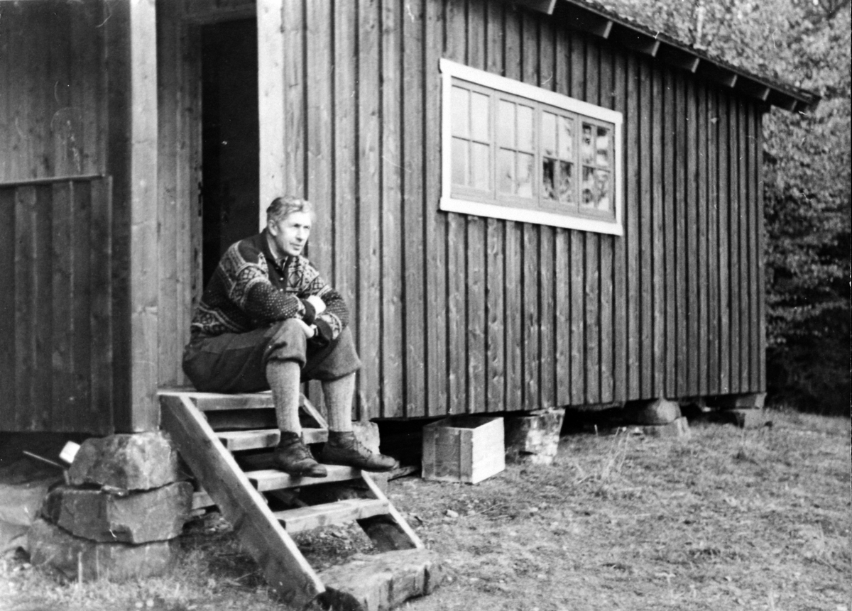 Anno Domkirkeodden, Forfatter Roar Colbjørnsen, ved hytta på Ekornholmen, Næra, Ringsaker.
