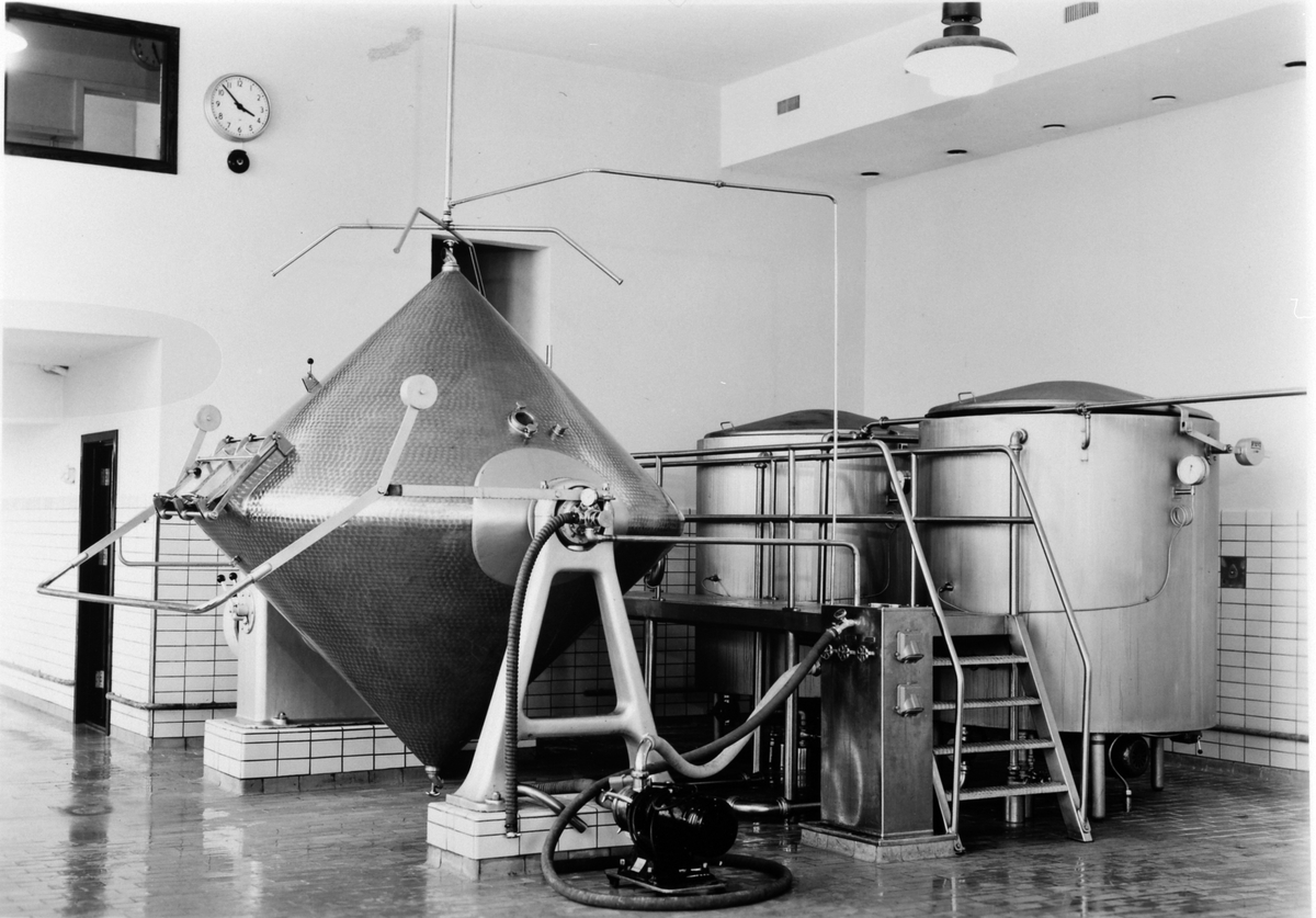 Anno Domkirkeodden, Hedmark Tørrmelk,meieri, Brumunddal, interiør, produksjon, kjerneriet, Kolding kjerne og fløtetanker, ca. 1960.